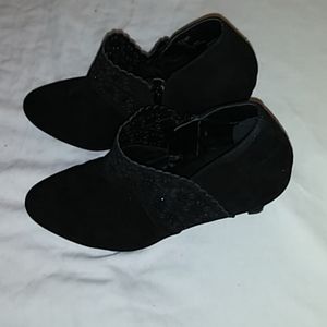London Fog 7.5M Black Side Zipper Ankle Boots.
